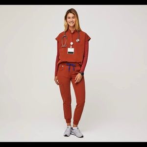 Figs Small Scrub Set in Auburn
Rafaela Collar Scrub Top & Regular Zamora Joggers